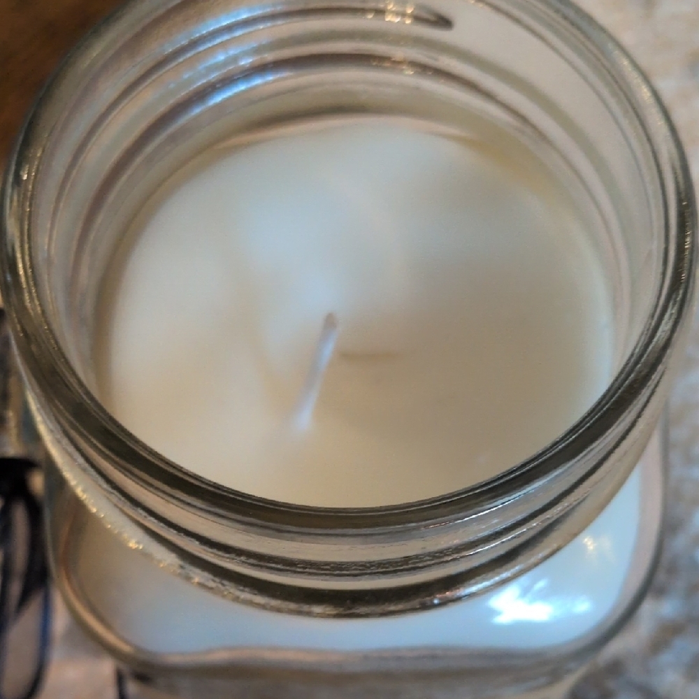 Peppermint Scented Candle in Glass Jar - Picture 2 of 3